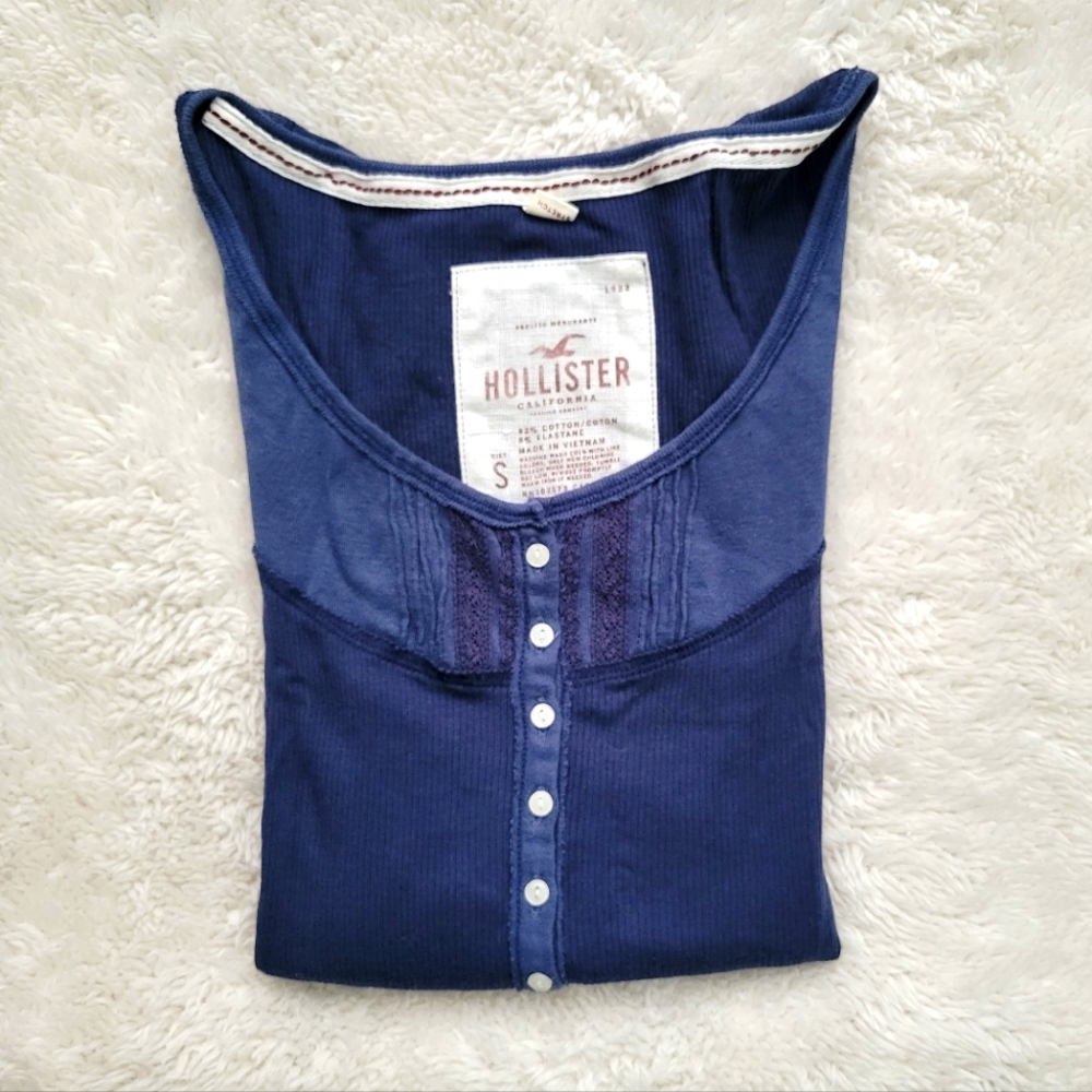 Hollister cute navy stretchy tee